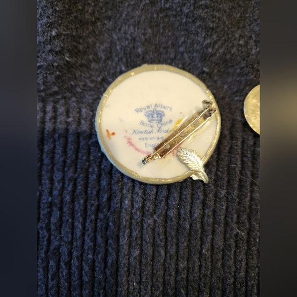 Royal Albert bone china brooch - Picture 2 of 3